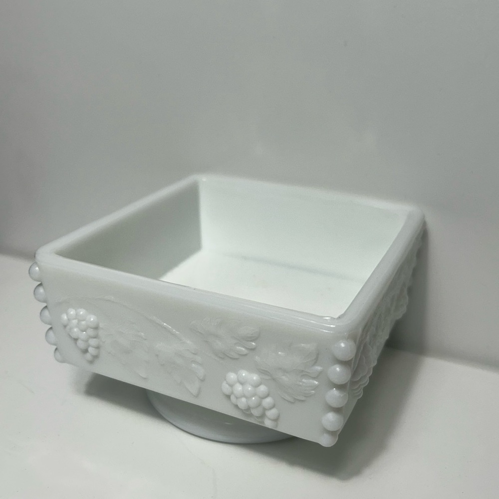 Westmoreland Della Robbia Pattern Milk Glass Compote Grape Vine Relief
#0305241